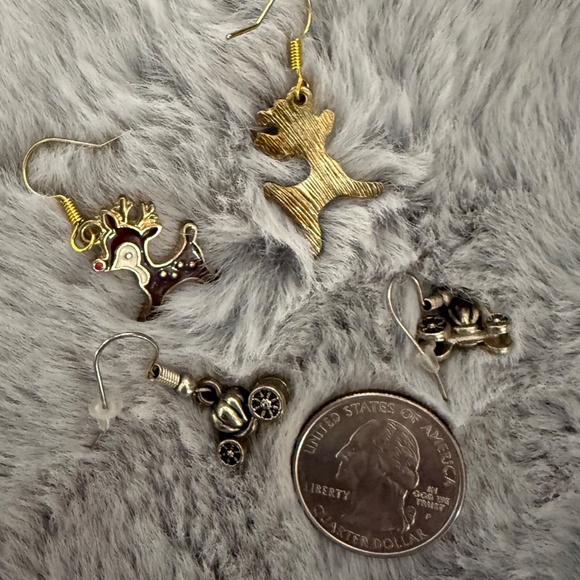 Reindeer & Cinderella coach pierced earrings. 2 pair - Picture 2 of 2